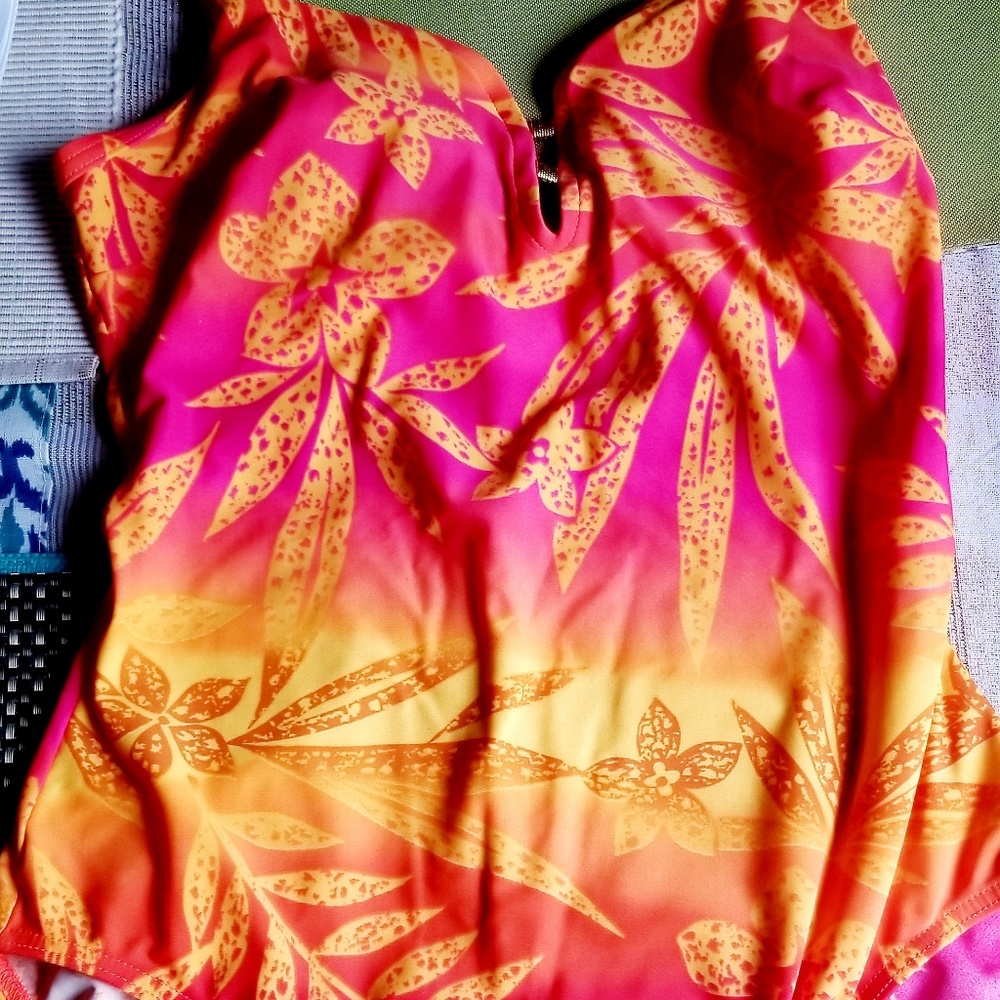 💕$7!💕"Tommy Bahama" look Sunset Print One piece
